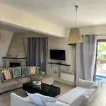 Villa Stunning Traditional Stone - Kallepia